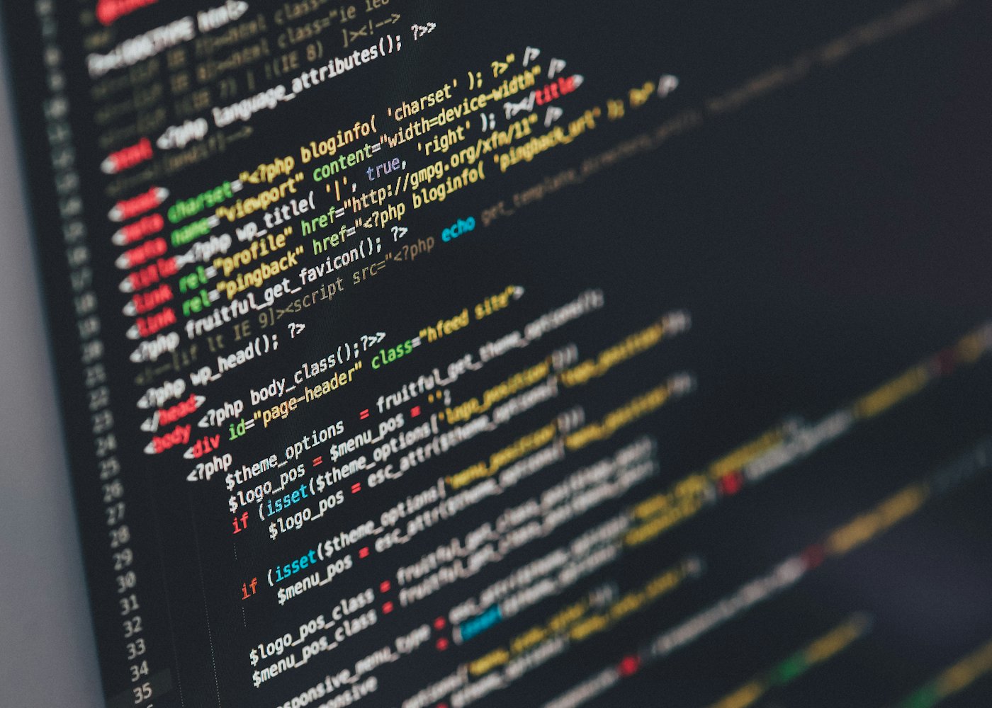 Desenvolvedor trabalhando em sistemas de software